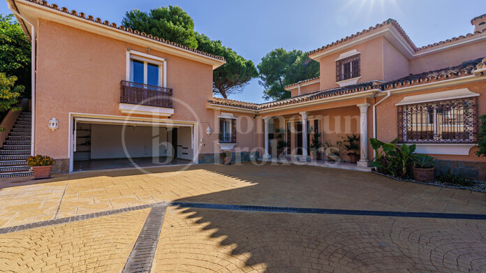 Villa Augusta - Frontline Beach in Paraiso Barronal Estepona