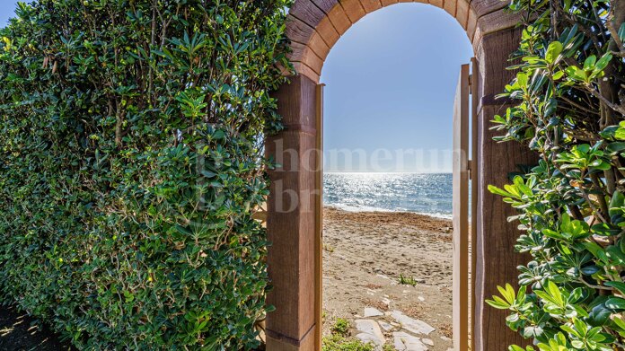 Villa Augusta - Frontline Beach in Paraiso Barronal Estepona