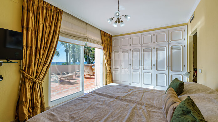 Villa Augusta - Frontline Beach in Paraiso Barronal Estepona