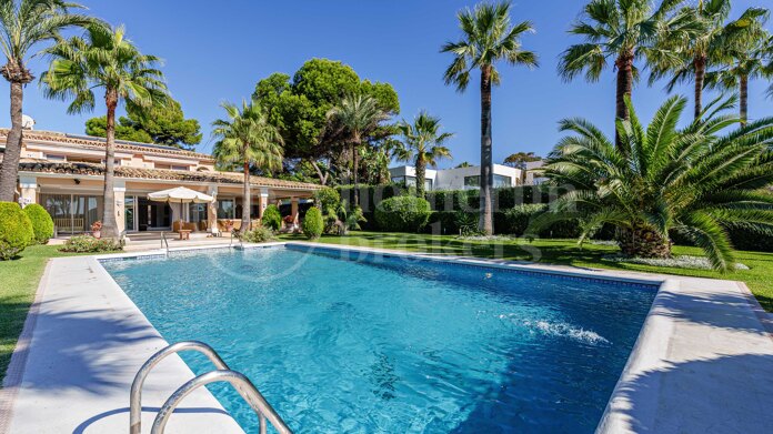 Villa Augusta - Frontline Beach in Paraiso Barronal Estepona