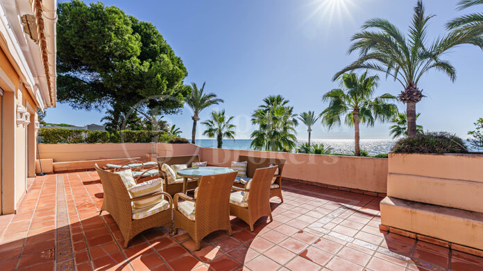 Villa Augusta - Frontline Beach in Paraiso Barronal Estepona