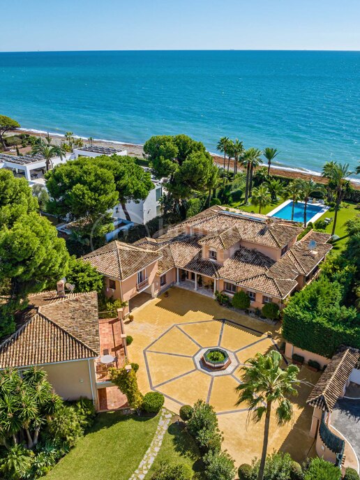 Villa Augusta - Frontline Beach in Paraiso Barronal Estepona