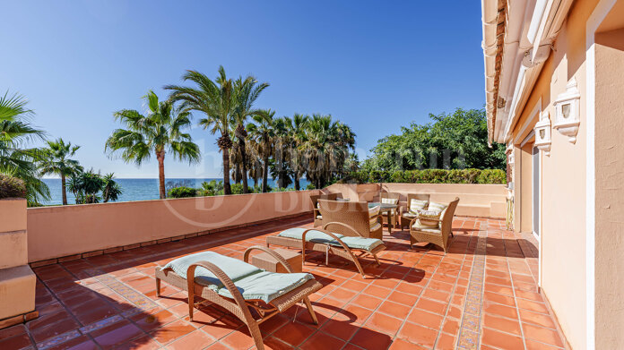 Villa Augusta - Frontline Beach in Paraiso Barronal Estepona