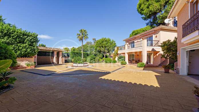 Villa Augusta - Frontline Beach in Paraiso Barronal Estepona