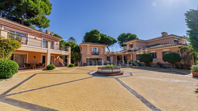 Villa Augusta - Frontline Beach in Paraiso Barronal Estepona