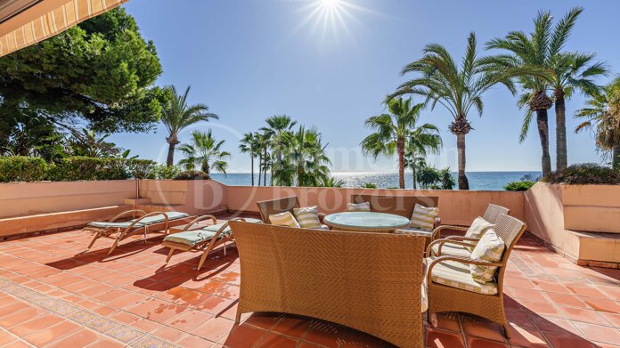 Villa Augusta - Frontline Beach in Paraiso Barronal Estepona