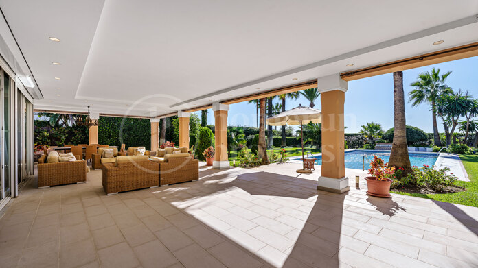 Villa Augusta - Frontline Beach in Paraiso Barronal Estepona