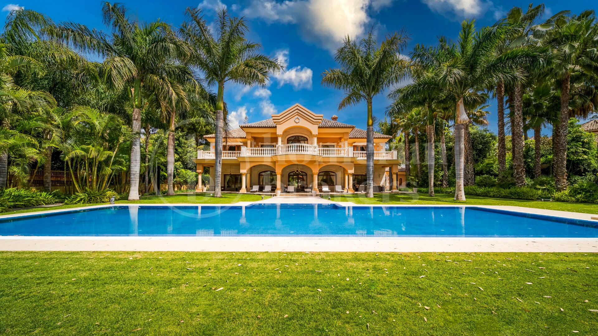 Villa Travertino - Classic Beachside Estate in Guadalmina Baja, Marbella