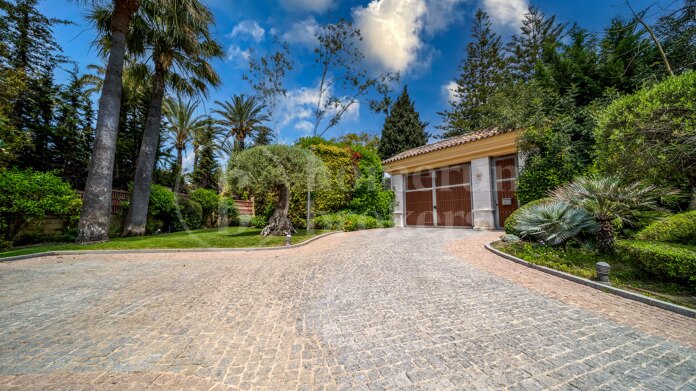 Villa Travertino - Classic Beachside Estate in Guadalmina Baja, Marbella