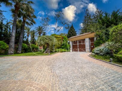 Villa Travertino - Classic Beachside Estate in Guadalmina Baja, Marbella