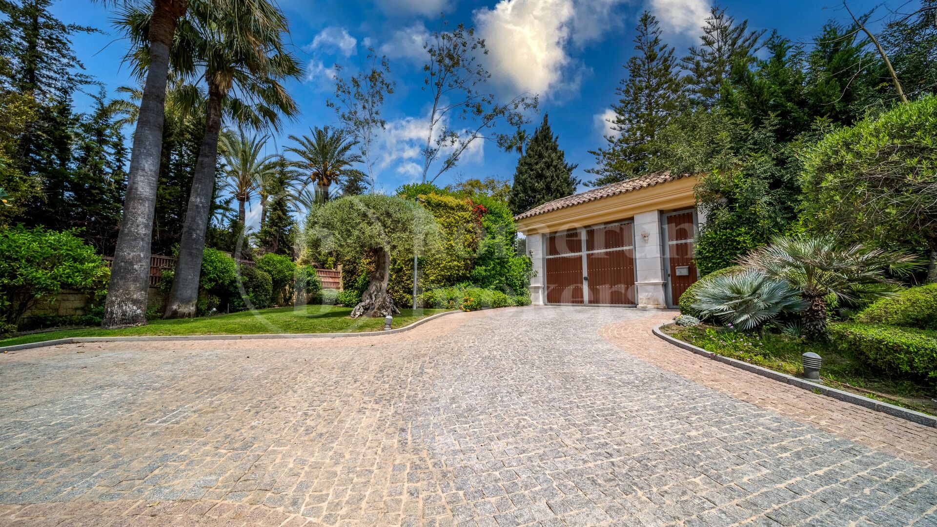 Villa Travertino - Classic Beachside Estate in Guadalmina Baja, Marbella