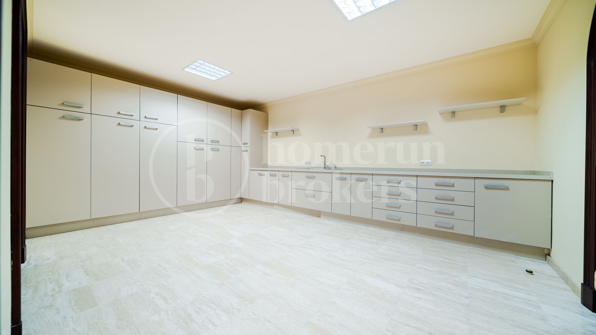Villa Travertino - Classic Beachside Estate in Guadalmina Baja, Marbella