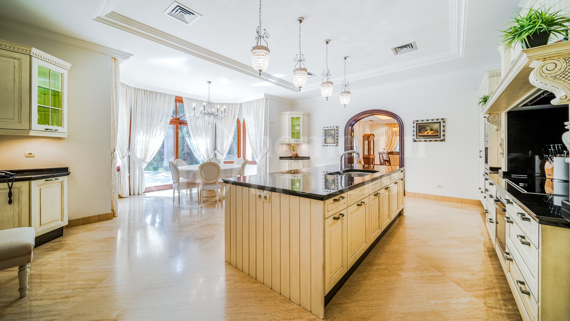 Villa Travertino - Classic Beachside Estate in Guadalmina Baja, Marbella