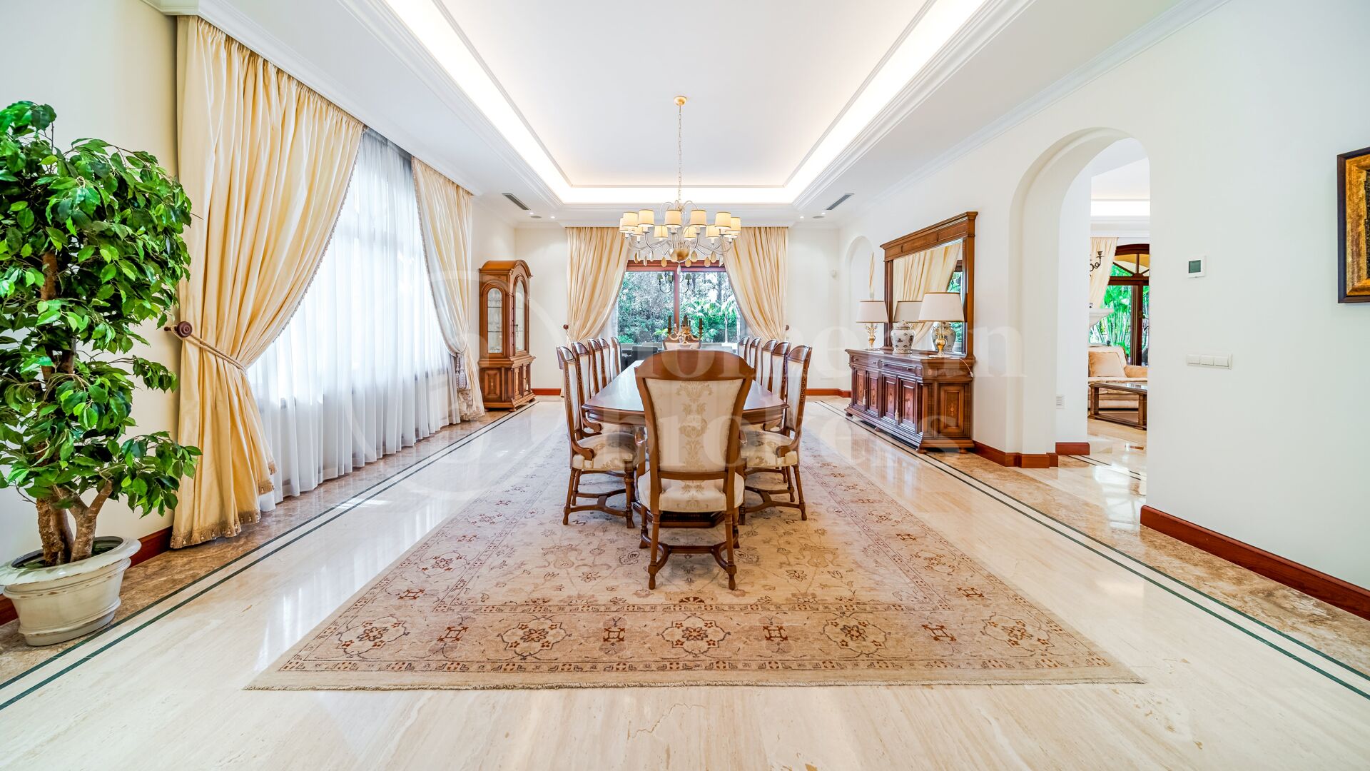 Villa Travertino - Classic Beachside Estate in Guadalmina Baja, Marbella