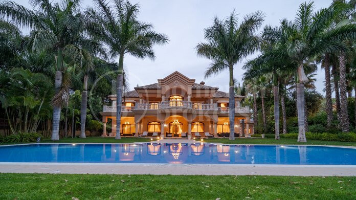 Villa Travertino - Classic Beachside Estate in Guadalmina Baja, Marbella