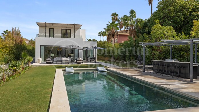 Villa Salina - Steps from the Beach in Guadalmina Baja