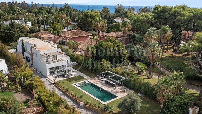 Villa Salina - Steps from the Beach in Guadalmina Baja