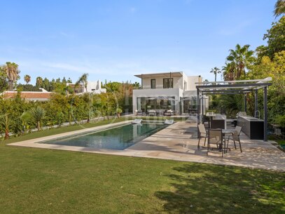Villa Salina - Steps from the Beach in Guadalmina Baja