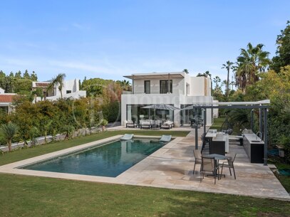 Villa Salina - Steps from the Beach in Guadalmina Baja