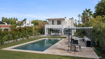 Villa Salina - Steps from the Beach in Guadalmina Baja