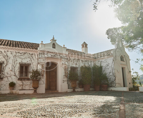 Villa Santa Katerina - with Panoramic Views in El Madroñal, Benahavis