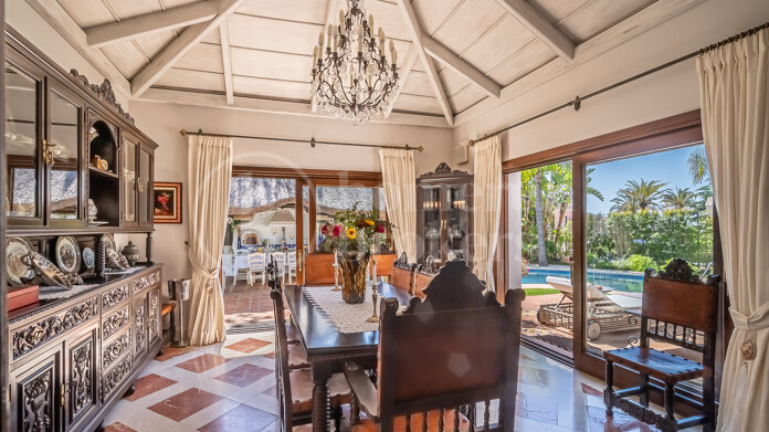 Casa Nana - Classic VIlla steps from the Beach, Bahia de Marbella