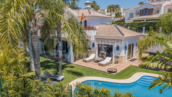 Casa Nana - Classic VIlla steps from the Beach, Bahia de Marbella