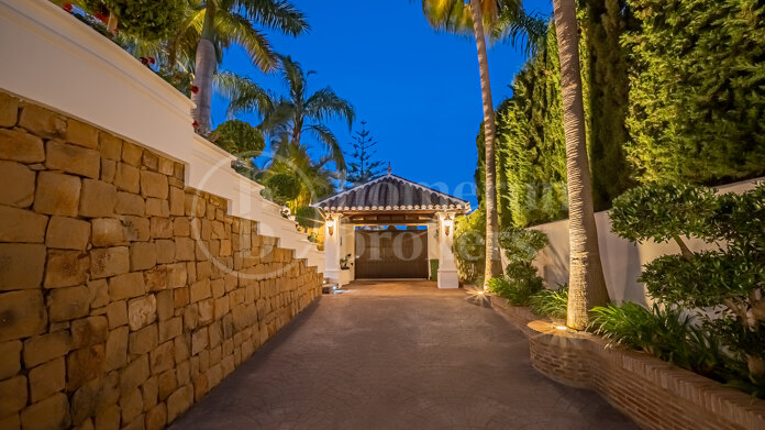 Casa Nana - Classic VIlla steps from the Beach, Bahia de Marbella