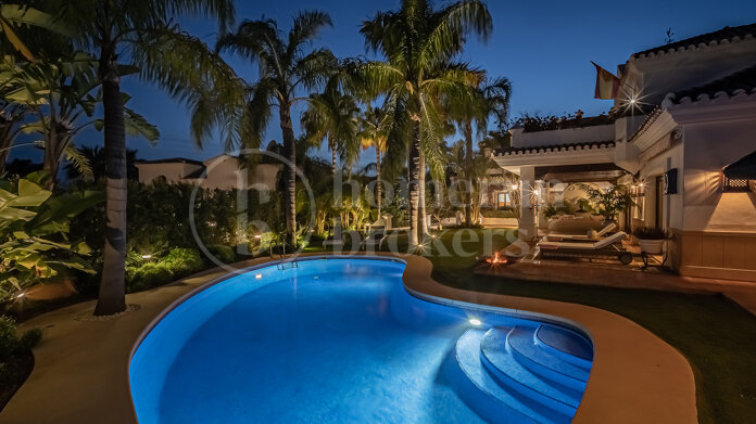 Casa Nana - Classic VIlla steps from the Beach, Bahia de Marbella