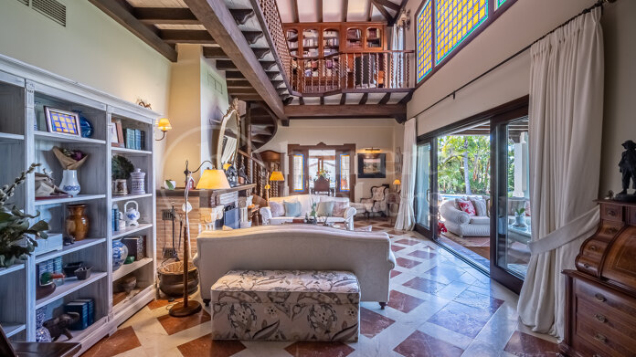 Casa Nana - Classic VIlla steps from the Beach, Bahia de Marbella