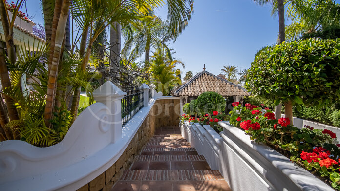 Casa Nana - Classic VIlla steps from the Beach, Bahia de Marbella