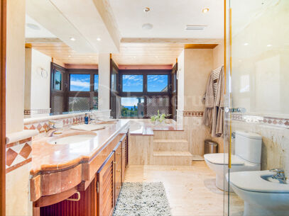 Casa Terra - Elegant Townhouse in Cascada de Camoján