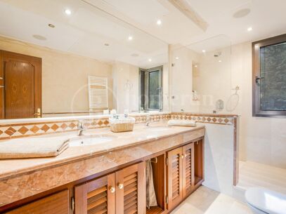 Casa Terra - Elegant Townhouse in Cascada de Camoján