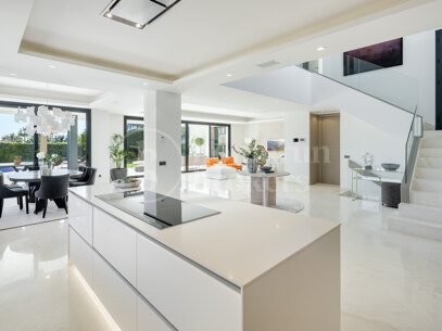 Altos de Puente Romano 4 – En Modern Villa på Marbellas Prestigefyllda Golden Mile