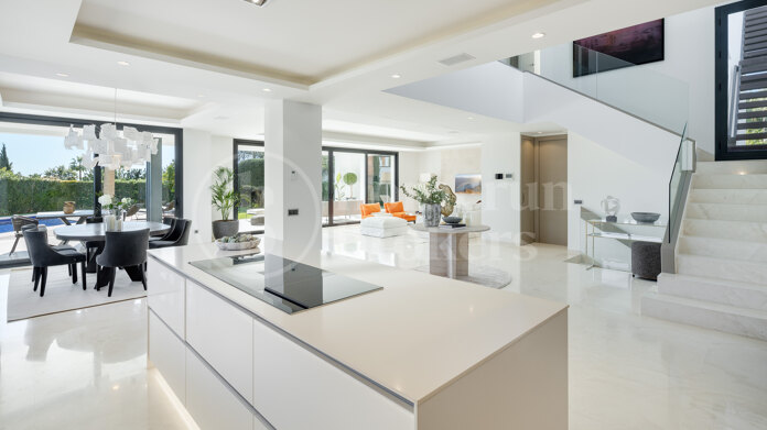 Altos de Puente Romano 4 – A Modern Villa in Marbella’s Prestigious Golden Mile