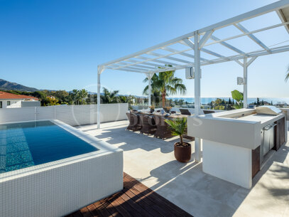 Altos de Puente Romano 4 – En Modern Villa på Marbellas Prestigefyllda Golden Mile