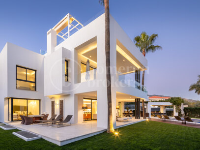 Altos de Puente Romano 4 – En Modern Villa på Marbellas Prestigefyllda Golden Mile
