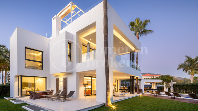 Altos de Puente Romano 4 – A Modern Villa in Marbella’s Prestigious Golden Mile