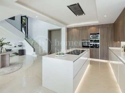 Altos de Puente Romano 4 – En Modern Villa på Marbellas Prestigefyllda Golden Mile