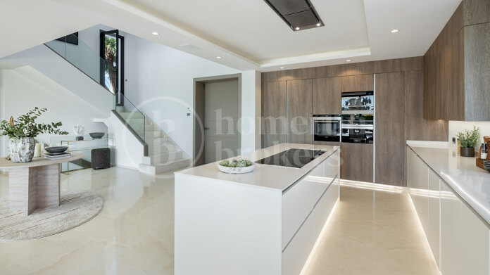 Altos de Puente Romano 4 – A Modern Villa in Marbella’s Prestigious Golden Mile