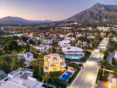 Altos de Puente Romano 4 – En Modern Villa på Marbellas Prestigefyllda Golden Mile