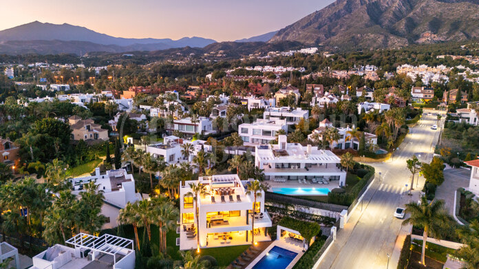 Altos de Puente Romano 4 – A Modern Villa in Marbella’s Prestigious Golden Mile