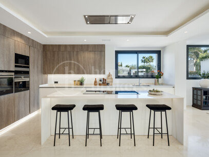Altos de Puente Romano 4 – En Modern Villa på Marbellas Prestigefyllda Golden Mile