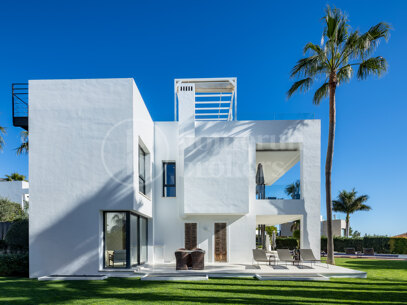 Altos de Puente Romano 4 – En Modern Villa på Marbellas Prestigefyllda Golden Mile