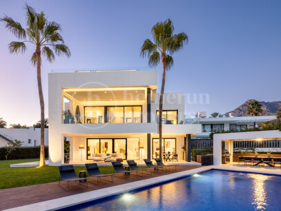 Altos de Puente Romano 4 – En Modern Villa på Marbellas Prestigefyllda Golden Mile
