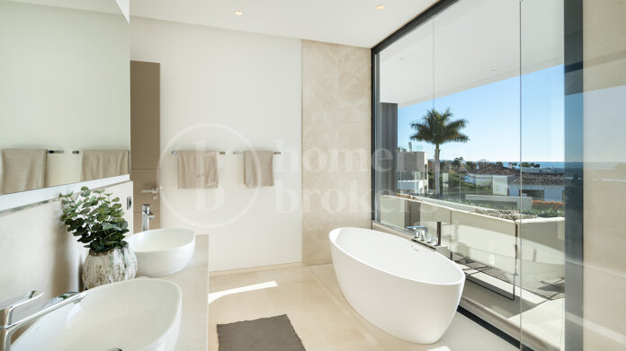 Altos de Puente Romano 4 – A Modern Villa in Marbella’s Prestigious Golden Mile