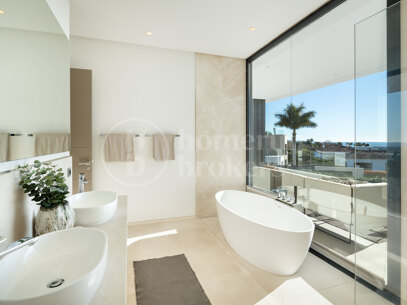 Altos de Puente Romano 4 – En Modern Villa på Marbellas Prestigefyllda Golden Mile