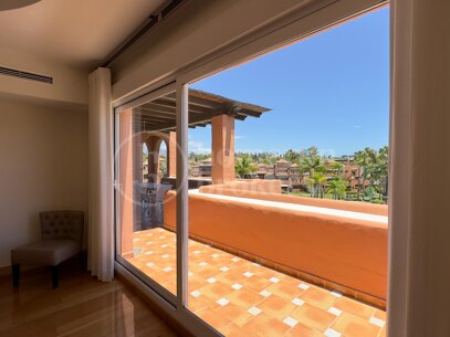 Penthouse Alhambra del Golf – Contemporary Elegance in Guadalmina Baja