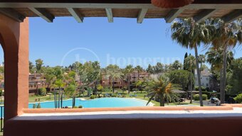 Penthouse Alhambra del Golf – Contemporary Elegance in Guadalmina Baja
