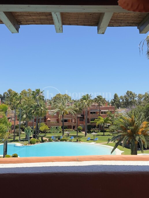 Penthouse Alhambra del Golf 鈥 Contemporary Elegance in Guadalmina Baja